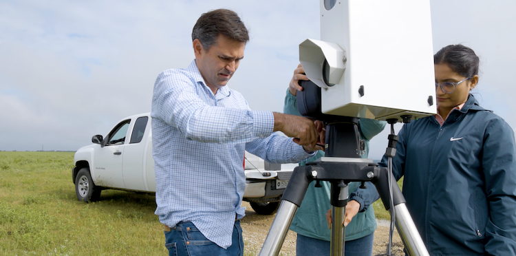 Eduardo and studnets set up scanner. Eduardo and studnets set up scanner.